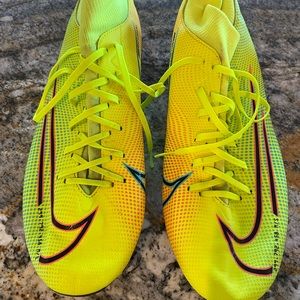 Nike mens size 10.5 soccer cleats